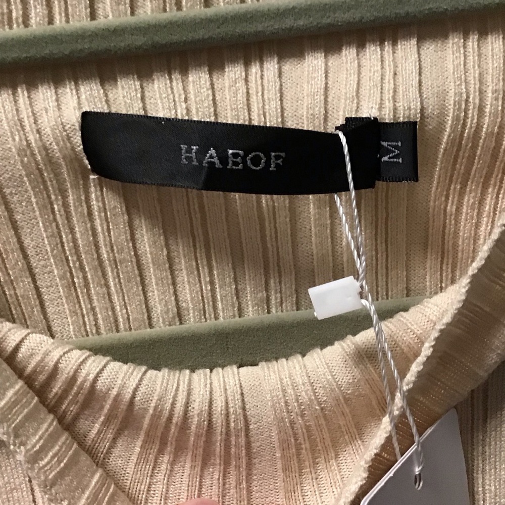NWT! Haeof sweater Medium - Picture 5 of 8